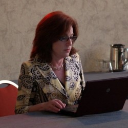 Rebecca Monet of Zoracle Profiles is awarded Trainer of the Award at FBA Conference